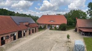 una vista aérea de dos edificios con paneles solares en ellos en Nussbaumhof mit Koppel, en Plath