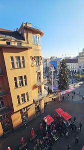 Un edificio con un albero di Natale in una città di B&B Centar a Zagabria