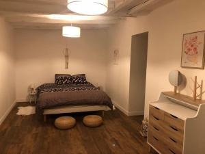 1 dormitorio con 1 cama y vestidor en Gite de charme avec piscine intérieure, en Amné-en-Champagne