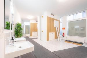 baño con 2 lavabos y ventana grande en Robin Wood Apartment en Viena