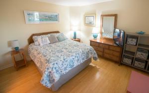 Ένα ή περισσότερα κρεβάτια σε δωμάτιο στο Beach house villa! Screened in porch, with views! +58 φωτογραφίες