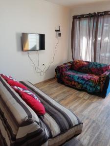 a living room with a couch and a bed at Casa verano in Caldera