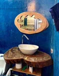 uma casa de banho com um lavatório num balcão de madeira em Sunset View, Taganga em Taganga