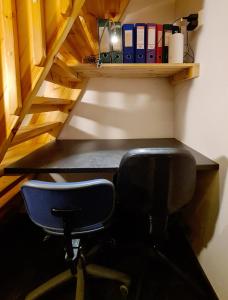 einen Schreibtisch mit Stuhl in einem Zimmer in der Unterkunft Rauhallinen kaksio Lahdentie tuntumassa, lentokenttämajoitus ja sähköauton latauspiste in Vantaa