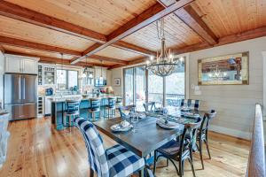 cocina y comedor con mesa de madera y sillas en Mountain-View Georgia Cabin with 2 Decks, en Dillard