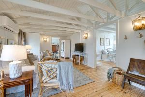 Φωτογραφία από το άλμπουμ του Vintage Surf City Cottage - 132 Steps to Beach! σε Surf City