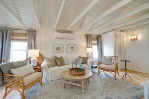 Φωτογραφία από το άλμπουμ του Vintage Surf City Cottage - 132 Steps to Beach! σε Surf City