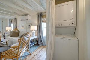 Φωτογραφία από το άλμπουμ του Vintage Surf City Cottage - 132 Steps to Beach! σε Surf City