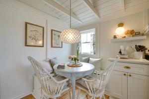 Φωτογραφία από το άλμπουμ του Vintage Surf City Cottage - 132 Steps to Beach! σε Surf City