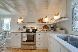 Φωτογραφία από το άλμπουμ του Vintage Surf City Cottage - 132 Steps to Beach! σε Surf City +21 φωτογραφίες