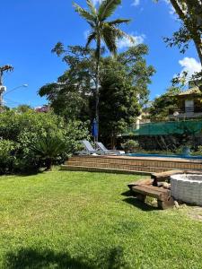 um parque com uma mesa de piquenique e uma piscina em Casa Canasvieiras Florianópolis com piscina e mar em Florianópolis