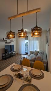 salon ze stołem i kanapą w obiekcie BRAN: Design - Apartment Küche, Parken ,Netflix w mieście Bad Rothenfelde