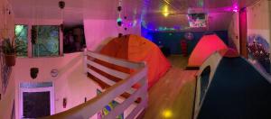 une salle avec une salle de jeux dotée d'un toboggan dans l'établissement Hello Fox GuestHouse, à Tbilissi