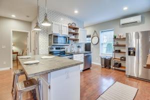 Η κουζίνα ή μικρή κουζίνα στο Historic Loveland Apt Walk to Little Miami River!