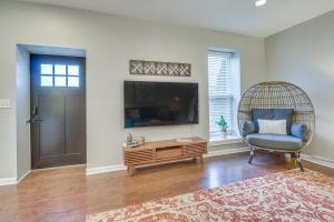 Μια τηλεόραση ή/και κέντρο ψυχαγωγίας στο Historic Loveland Apt Walk to Little Miami River!