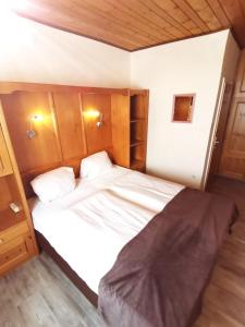 a small bedroom with a white bed in it at Hotel Gasthof Stranachwirt in Sankt Michael im Lungau