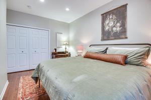 Ένα ή περισσότερα κρεβάτια σε δωμάτιο στο Historic Loveland Apt Walk to Little Miami River!