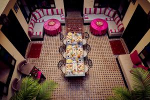 una vista sul soffitto di un tavolo e delle sedie in un ristorante di Riad Dar La Rose a Marrakech
