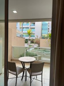 Μπαλκόνι ή βεράντα στο Estiloso Flat Brisas do Lago com terraço