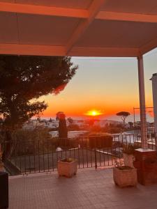una puesta de sol vista desde el balcón de un edificio en Caprita Guest House en Anacapri