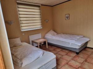 2 camas individuais num quarto com uma janela em Mulseryd em Bottnaryd