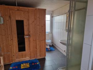 uma casa de banho com um WC e um lavatório em Mulseryd em Bottnaryd