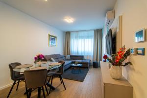 una sala de estar con una mesa y un sofá en Flexible SelfCheckIns 63 - Zagreb - Loggia - Brand New, en Zagreb