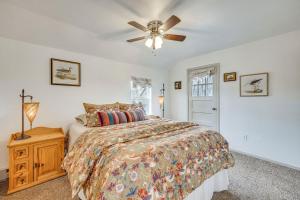 um quarto com uma cama e uma ventoinha de tecto em Colorado Springs Home Balcony with Mountain Views! em Colorado Springs