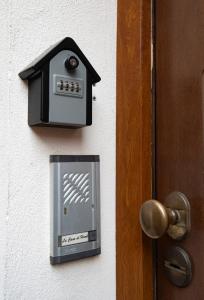 una caja de seguridad en una pared junto a una puerta en La Casa di Hank, en Imola