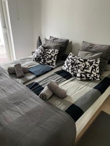 uma cama grande com almofadas num quarto em High-end luxury apartment on Islands Brygge. em Copenhague