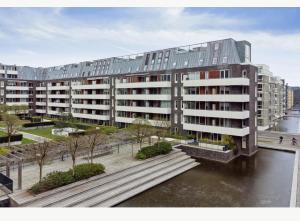 um grande edifício com um rio em frente em High-end luxury apartment on Islands Brygge. em Copenhague