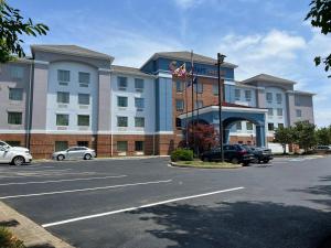 un hotel con coches estacionados en un estacionamiento en Comfort Suites Columbia Gateway, en Elkridge