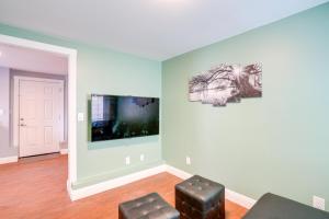 uma sala de estar com um sofá e uma televisão em Bikeable Apartment - 2 Mi to Downtown Oakland! em Oakland