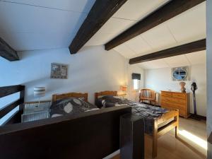 une chambre avec deux lits et une table dans une pièce dans l'établissement Agora - Dernier étage - Vue mer, à Argelès-sur-Mer