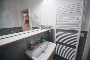 uma casa de banho com um lavatório e um espelho em Apartment nähe Stadthalle em Viena