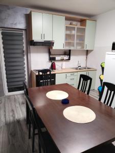 eine Küche mit einem Tisch und Stühlen im Zimmer in der Unterkunft Skitnica Life in Koprivnica