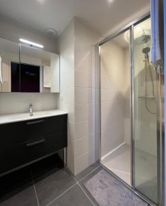 a bathroom with a shower and a sink at Chalet Red Mount - Esprit chalet au pied des pistes in Les Deux Alpes +31 photos