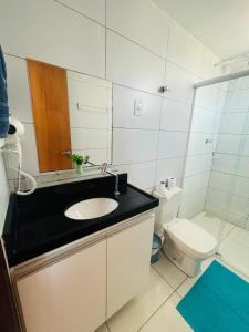 ein Bad mit einem Waschbecken und einem WC in der Unterkunft Apto NOVO de 2 quartos a 50m da praia do bessa in João Pessoa