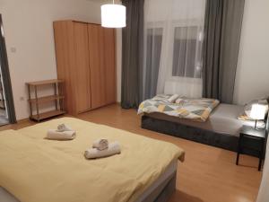 2 Betten in einem Zimmer mit 2 Betten sidx sidx sidx sidx sidx sidx in der Unterkunft Skitnica Life in Koprivnica