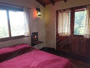1 dormitorio con cama y ventana grande en Cabaña en el Bosque Peralta Ramos, Mar del Plata, 4/5 huespedes. en Mar del Plata