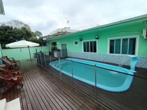 una piscina en la terraza de una casa en HOSTEL CASA DA VÓ ROSA, en Governador Celso Ramos