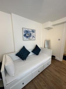 ロンドンにあるThe Chapter- Knightsbridge Suitesの白いベッド(青い枕付)