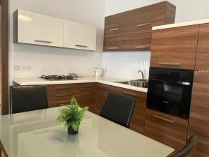 una cocina con una mesa con una maceta. en Great location accommodation en St Paul's Bay