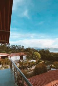 - une vue depuis le balcon d'un complexe dans l'établissement Cabañas Big Day Lago de Tota, à Aquitania