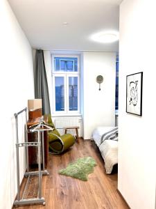 ein Wohnzimmer mit einem Bett und einem Fenster in der Unterkunft The Barts Apartments - Self Check-in in Wien
