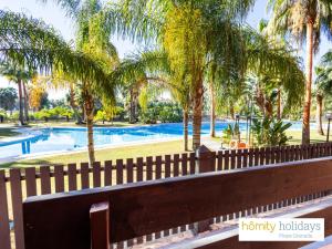 Bazén v ubytování Homity Holidays - Playa Granada - Los Moriscos II nebo v jeho okolí