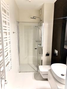 Un baño con ducha, inodoro y lavabo. en Blue Reef 6th Floor Sea View, en Międzyzdroje