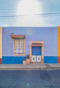 un edificio colorido con dos puertas en una calle en La Casa Azul, en Morelia