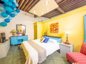1 dormitorio con 1 cama, TV y sofá en La Casa Azul, en Morelia