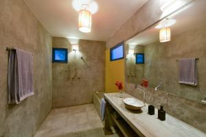 a bathroom with a sink and a mirror at Fazenda Poço das Pedras in São João do Cariri